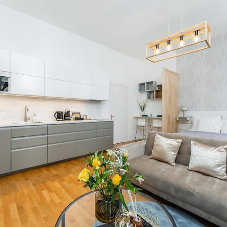 Anytime Holiday- Muzeum Apartments Прага Екстериор снимка